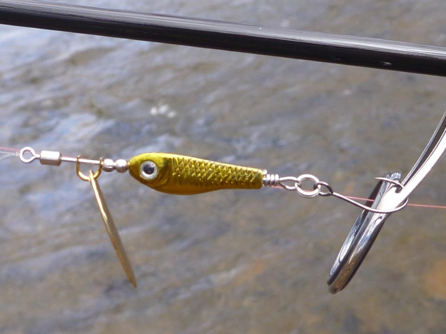 Smith Niakis spinner hooked to rod guide